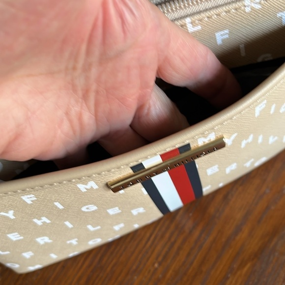 Tommy Hilfiger wristlet purse. NWT - Picture 8 of 8